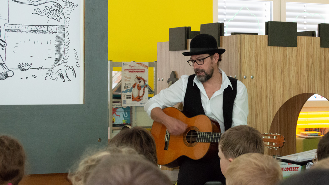 max-und-moritz-kurbeltheater-theaterstueck-bibliothek-klotsche-lesestark-gitarre.jpg